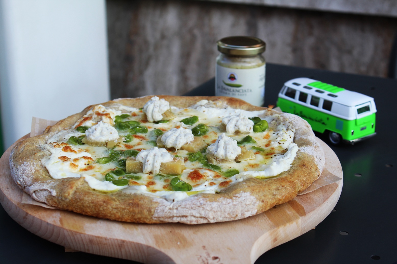 pizza gourmet con impasto alla crema di fave